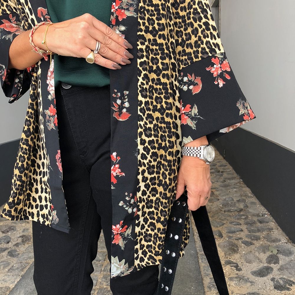 De er flydende Vedhæft til kelly_3_4_leopard_kimono_fra_vero_moda_2.jpg